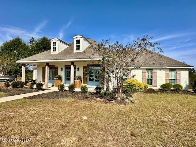 view of front of property featuring a front lawn