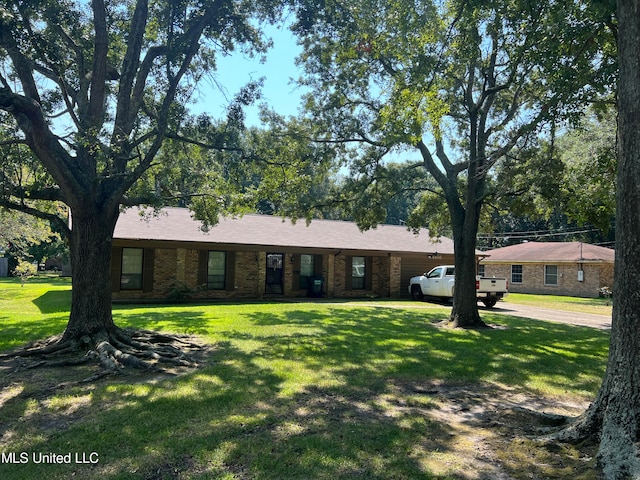 single story home featuring a front lawn