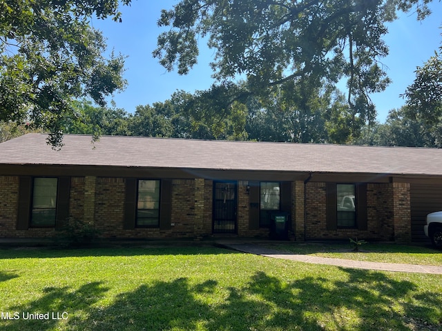 ranch-style house featuring a front lawn