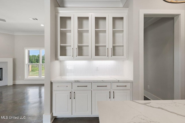850 Glenwild Cir, Canton, MS 39046 - bar area featuring backsplash, baseboards, and ornamental molding