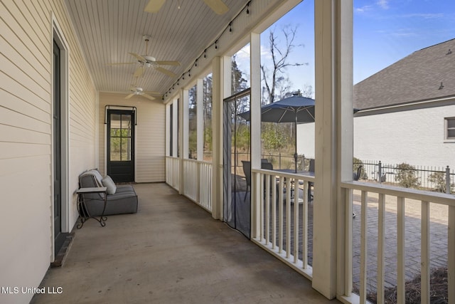 sunroom / solarium with a ceiling fan