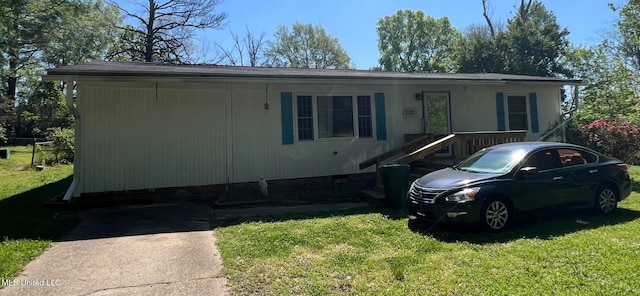 1752 Hampton St, Jackson, MS 39209 - view of front of home with a front lawn and crawl space