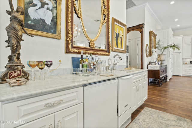 bathroom featuring visible vents, wood finished floors, crown molding, vanity, and recessed lighting