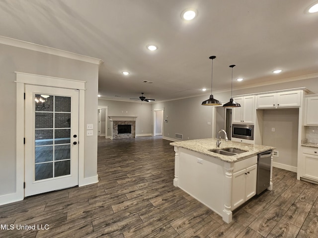 3545 Bailey Ln, Southaven, MS 38672 - kitchen featuring a sink, stainless steel appliances, ornamental molding, open floor plan, and white cabinetry