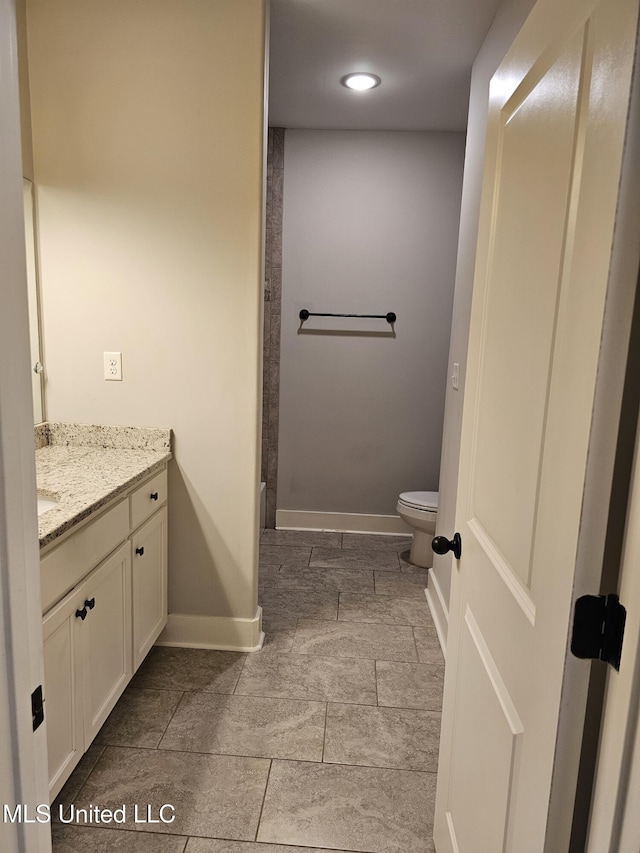 3545 Bailey Ln, Southaven, MS 38672 - bathroom with toilet, vanity, baseboards, and recessed lighting