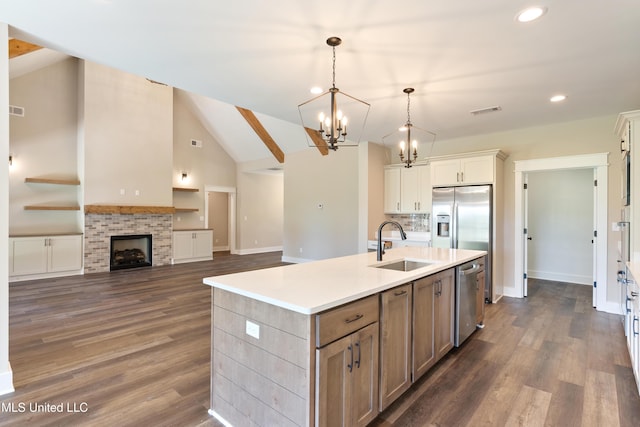 13721 Pebble Ridge Dr, Byhalia, MS 38611 - kitchen featuring appliances with stainless steel finishes, a sink, a chandelier, dark wood-style floors, and recessed lighting