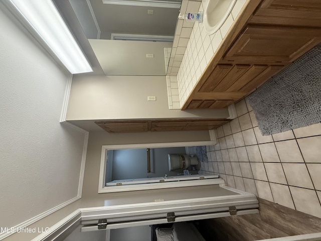 518 Main St, Natchez, MS 39120 - bathroom featuring tasteful backsplash