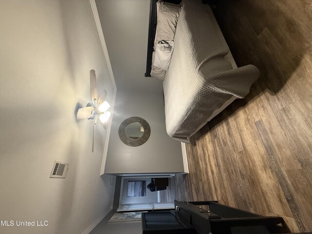518 Main St, Natchez, MS 39120 - living area featuring baseboards