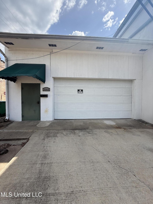 518 Main St, Natchez, MS 39120 - garage featuring driveway