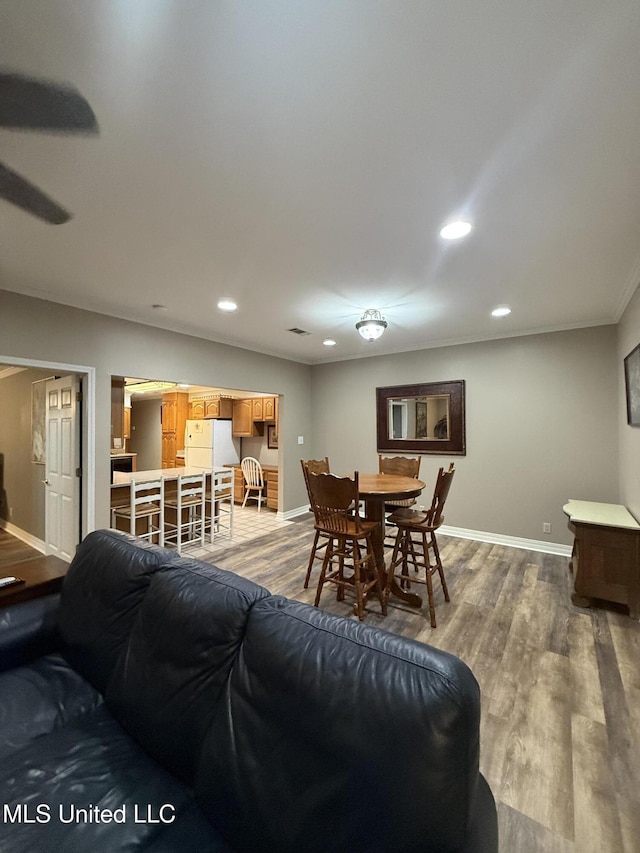 518 Main St, Natchez, MS 39120 - living area featuring baseboards, wood finished floors, recessed lighting, and a ceiling fan