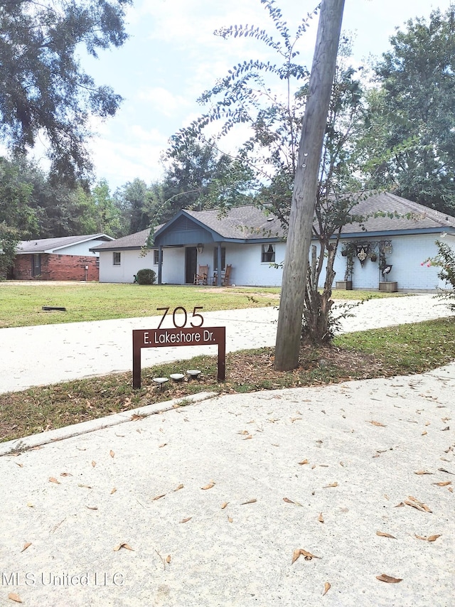 view of front of home with a front lawn