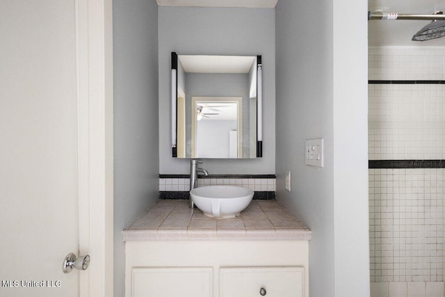 5155 Wayneland Dr Unit F6, Jackson, MS 39211 - bathroom featuring ceiling fan, vanity, and tiled shower