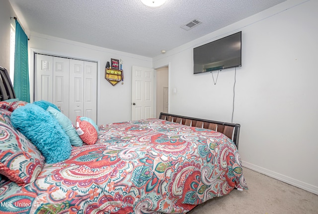56 Lakeview Dr, Ocean Springs, MS 39564 - bedroom featuring a closet, carpet floors, and a textured ceiling