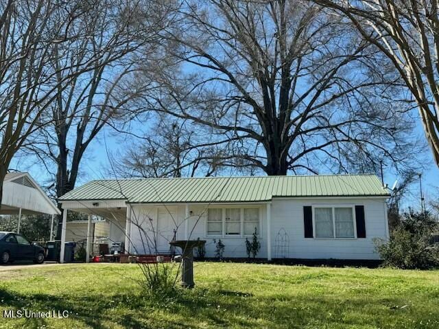 106 Laurel Ave, Natchez, MS 39120 - view of front of house featuring a front yard, metal roof, and a carport