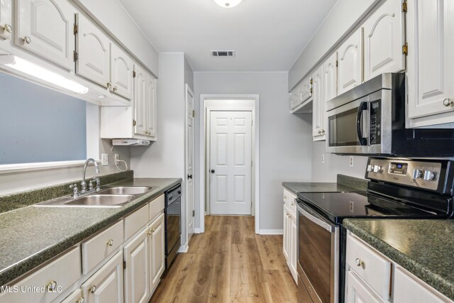 92 Hunter Dr, Ocean Springs, MS 39564 - kitchen featuring appliances with stainless steel finishes, a sink, white cabinetry, and dark countertops
