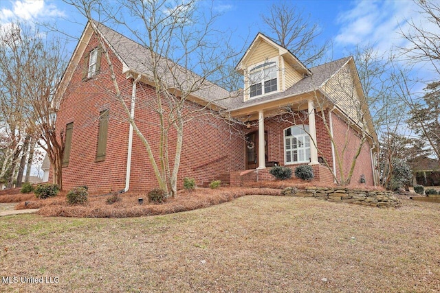 view of front of house featuring a front lawn