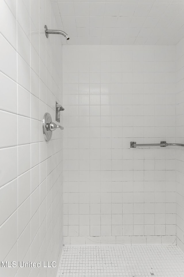 bathroom featuring a tile shower