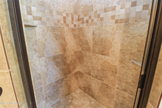 details featuring tiled shower