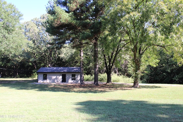 view of yard featuring an outbuilding