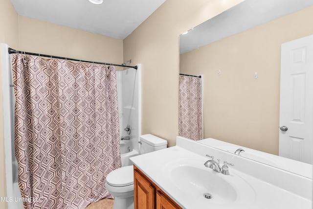 full bathroom with toilet, vanity, and shower / bath combo