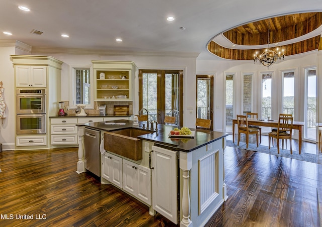kitchen featuring a sink, dark countertops, visible vents, an inviting chandelier, and appliances with stainless steel finishes