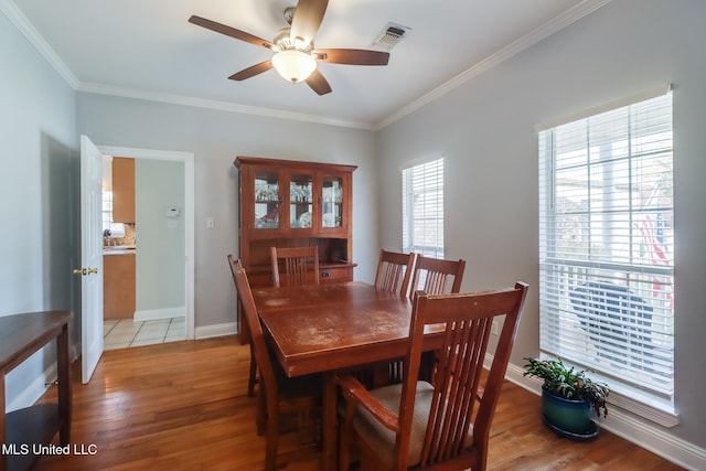 dining area featuring ornamental molding, light hardwood / wood-style floors, and ceiling fan