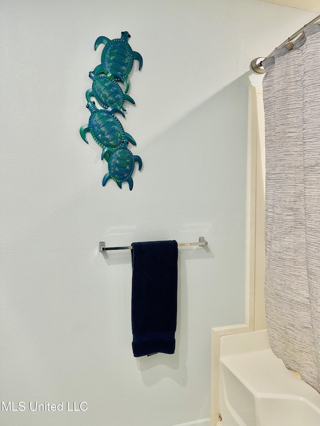 2252 Beach Dr Unit 305, Gulfport, MS 39507 - full bathroom with a shower with curtain