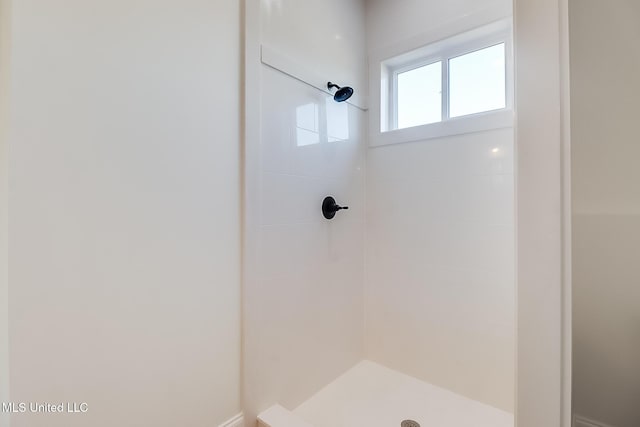 bathroom featuring a tile shower