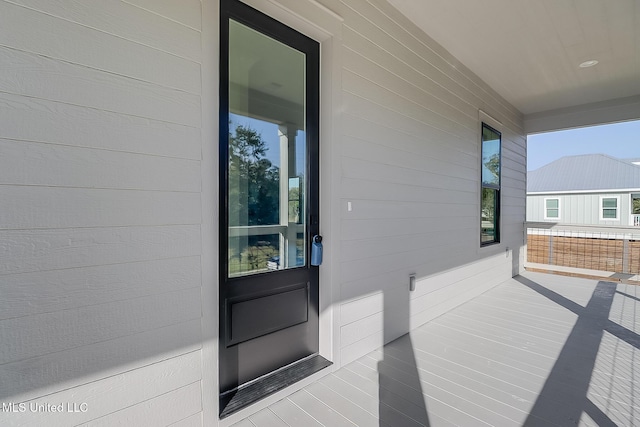 property entrance featuring a balcony