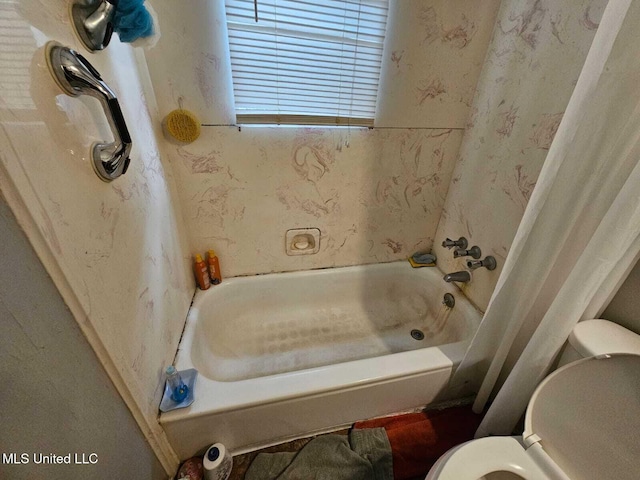 bathroom featuring shower / bath combo