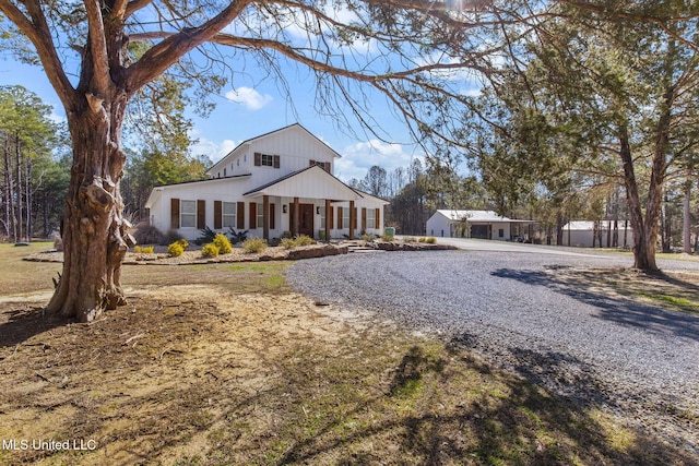 modern farmhouse featuring gravel driveway