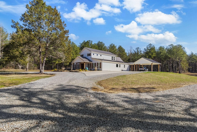 view of front of house featuring gravel driveway and a front yard