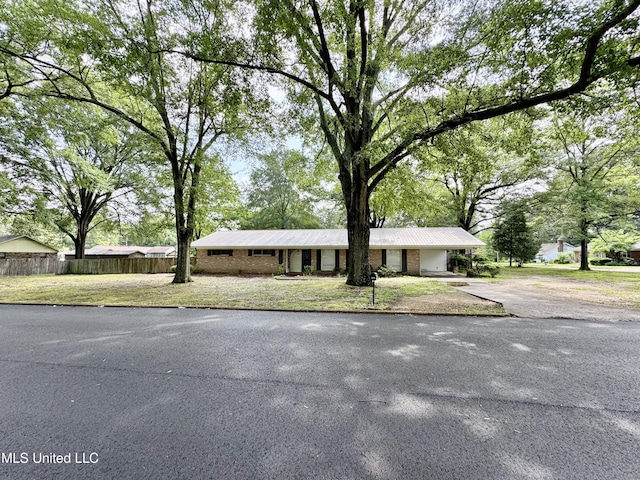 305 N Heard St, Senatobia, MS 38668 - single story home with driveway