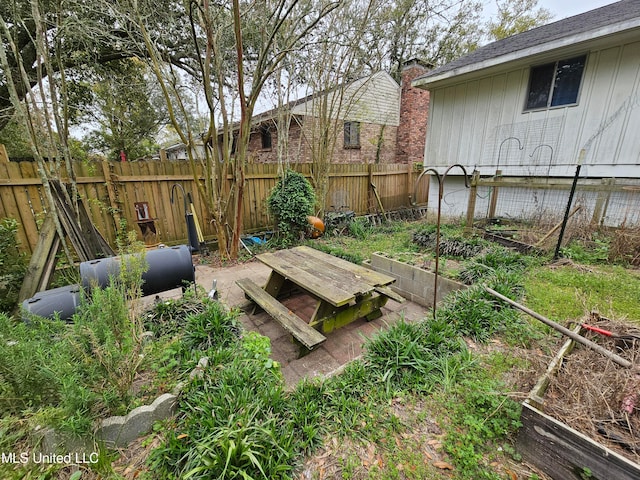 view of yard featuring a patio area