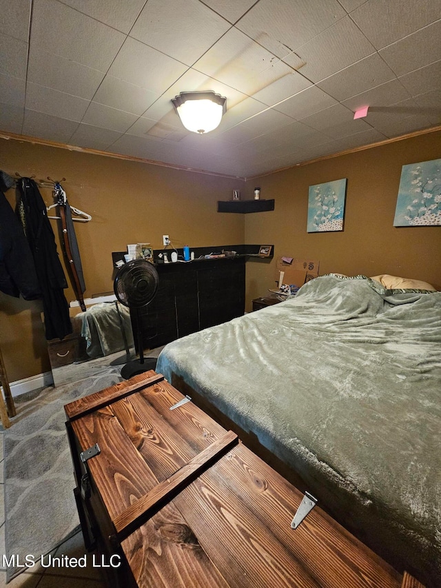 bedroom featuring crown molding and carpet