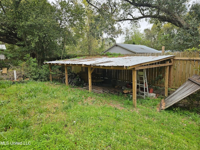 view of yard featuring an outdoor structure