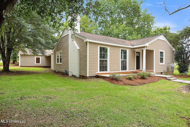 view of front of house featuring a front lawn