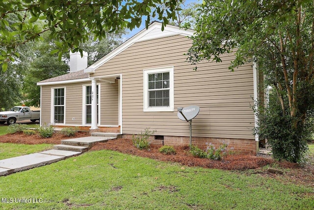 view of front facade with a front lawn