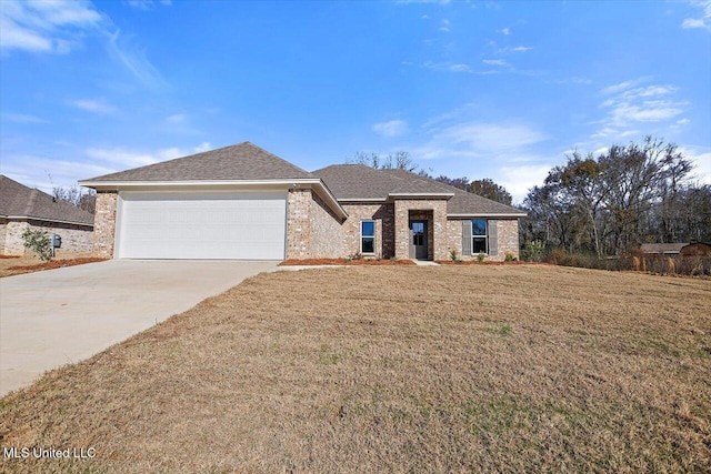 view of front of property featuring a front lawn and a garage