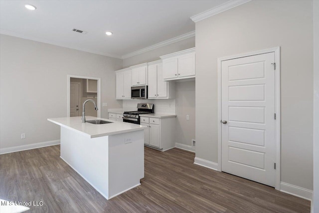 kitchen featuring sink, white cabinetry, appliances with stainless steel finishes, hardwood / wood-style flooring, and a kitchen island with sink