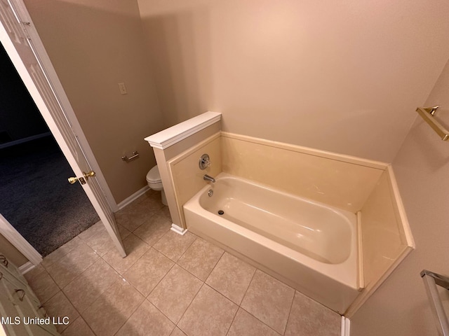 7807 S Chesterfield Dr, Southaven, MS 38671 - full bathroom featuring a bath, toilet, tile patterned flooring, and baseboards