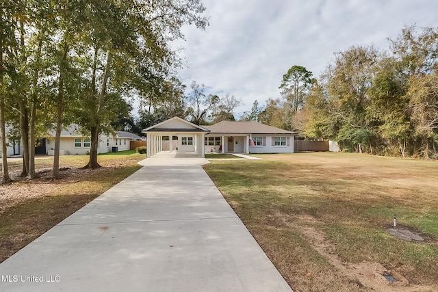 ranch-style house featuring a front yard