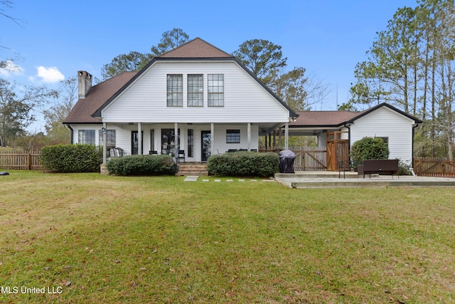 view of front facade featuring covered porch and a front lawn