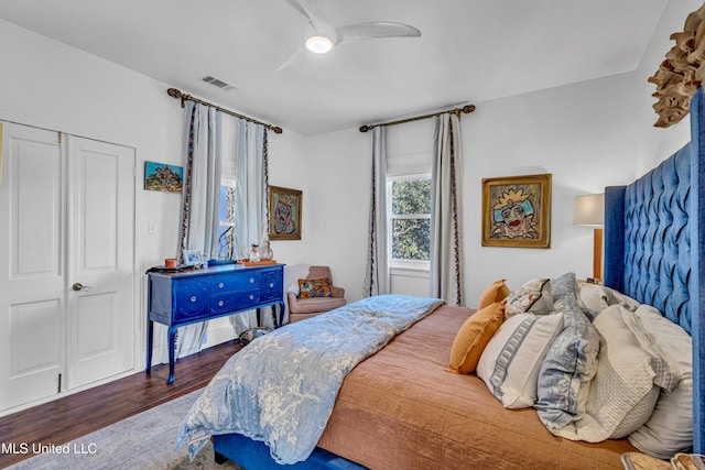 bedroom with dark wood-style flooring and visible vents