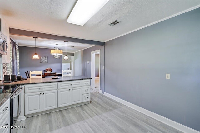 315 Wilson Welch Rd, Mendenhall, MS 39114 - kitchen with appliances with stainless steel finishes, light wood-style floors, white cabinetry, a textured ceiling, and a peninsula