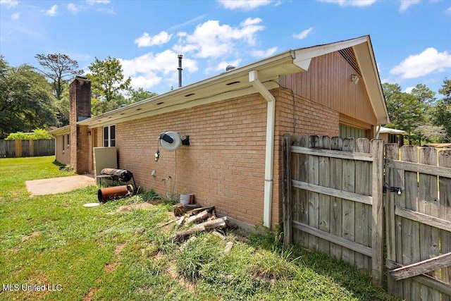 view of side of property featuring a lawn