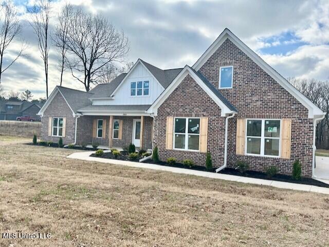 craftsman inspired home featuring a front lawn