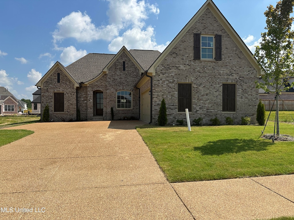 view of front of house featuring a front lawn