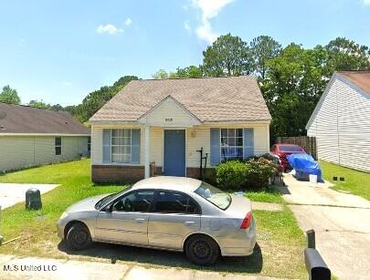 10621 Sharp Blvd, Gulfport, MS 39503 - bungalow-style home featuring a front yard