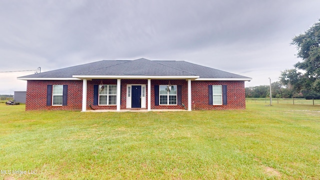 view of front of property featuring a front lawn